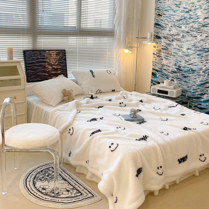 91家纺网 家纺一手货源 找家纺 昔可家纺 2021新款羊羔泰迪绒印花毛毯黑色笑脸