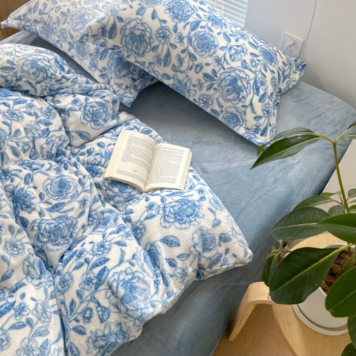 91家纺网 家纺一手货源 找家纺 昔可家纺  2021新款牛奶绒四件套第二组图 手绘山茶蓝