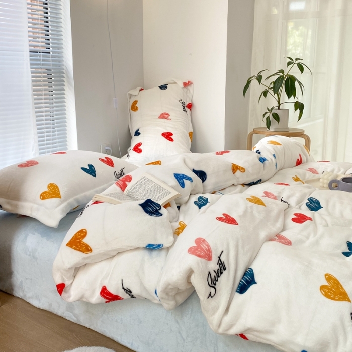 91家纺网 家纺一手货源 找家纺 昔可家纺  2021新款牛奶绒四件套第二组图 涂鸦比心