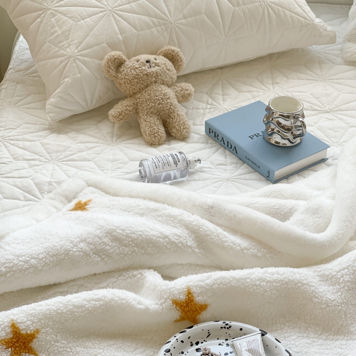 91家纺网 家纺一手货源 找家纺 昔可家纺 2021新款羊羔泰迪绒印花毛毯金色星星月亮