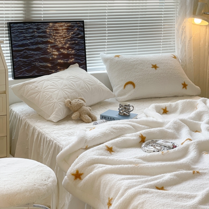 91家纺网 家纺一手货源 找家纺 昔可家纺 2021新款羊羔泰迪绒印花毛毯金色星星月亮