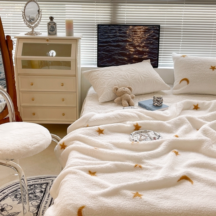91家纺网 家纺一手货源 找家纺 昔可家纺 2021新款羊羔泰迪绒印花毛毯金色星星月亮