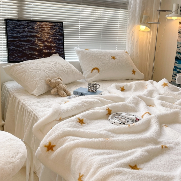 91家纺网 家纺一手货源 找家纺 昔可家纺 2021新款羊羔泰迪绒印花毛毯金色星星月亮