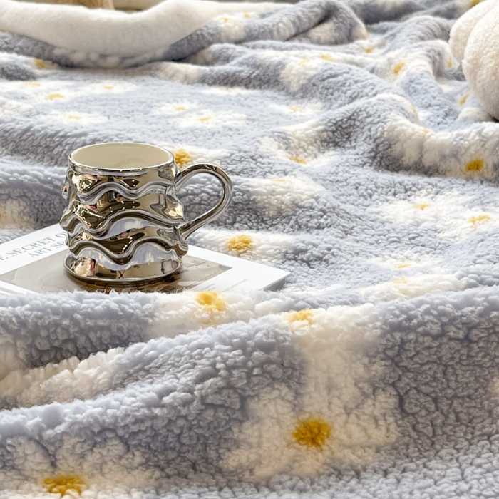 91家纺网 家纺一手货源 找家纺 昔可家纺 2021新款羊羔泰迪绒印花毛毯浅蓝小雏菊