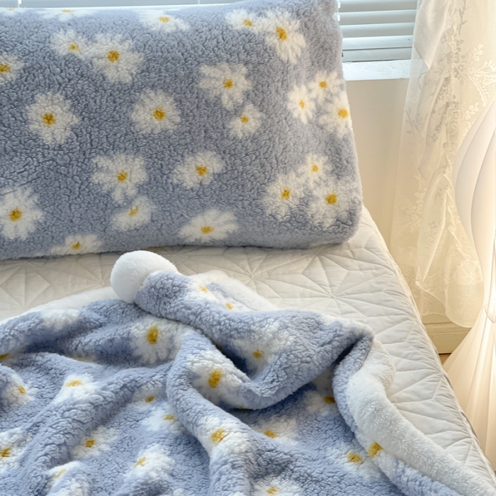 91家纺网 家纺一手货源 找家纺 昔可家纺 2021新款羊羔泰迪绒印花毛毯浅蓝小雏菊