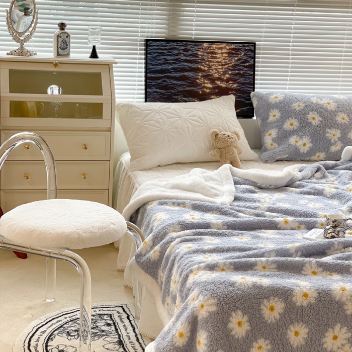 91家纺网 家纺一手货源 找家纺 昔可家纺 2021新款羊羔泰迪绒印花毛毯浅蓝小雏菊