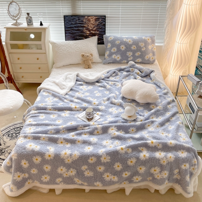 91家纺网 家纺一手货源 找家纺 昔可家纺 2021新款羊羔泰迪绒印花毛毯浅蓝小雏菊