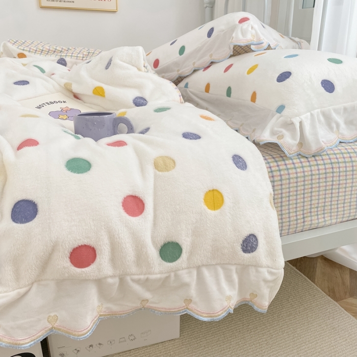 91家纺网 家纺一手货源 找家纺 昔可家纺 2021新款coco雪貂绒四件套 彩色波点 米白