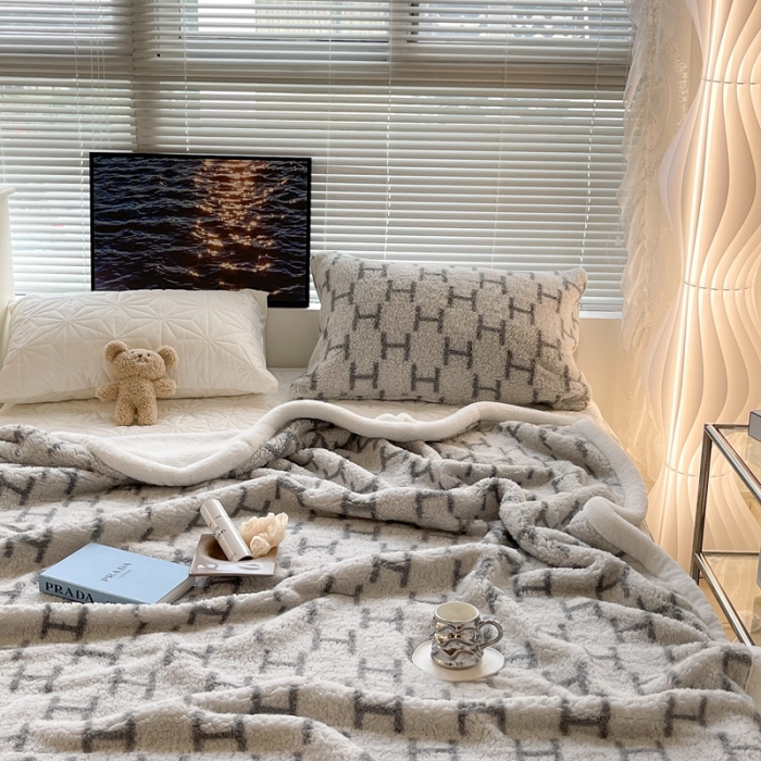 91家纺网 家纺一手货源 找家纺 昔可家纺 2021新款羊羔泰迪绒印花毛毯时尚H