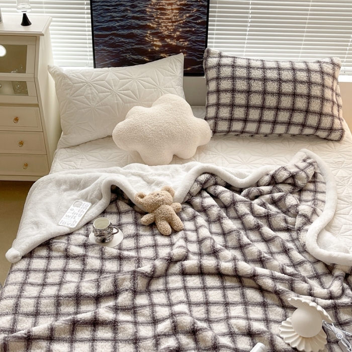 91家纺网 家纺一手货源 找家纺 昔可家纺 2021新款羊羔泰迪绒印花毛毯小香风格子