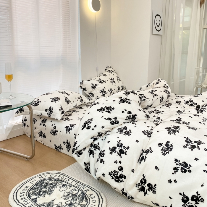 91家纺网 家纺一手货源 找家纺 昔可家纺  2021新款牛奶绒四件套第二组图 小香黑花