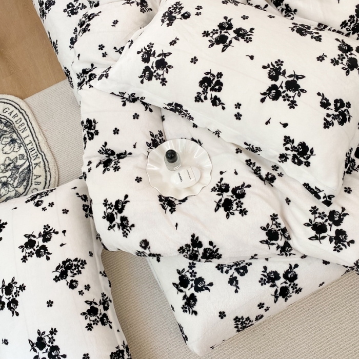 91家纺网 家纺一手货源 找家纺 昔可家纺  2021新款牛奶绒四件套第二组图 小香黑花