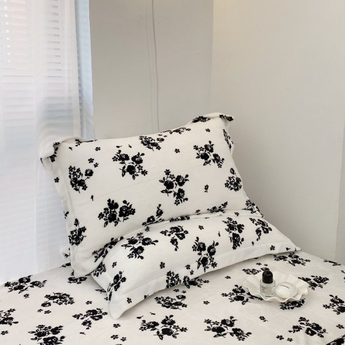 91家纺网 家纺一手货源 找家纺 昔可家纺  2021新款牛奶绒四件套第二组图 小香黑花