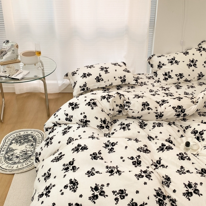 91家纺网 家纺一手货源 找家纺 昔可家纺  2021新款牛奶绒四件套第二组图 小香黑花