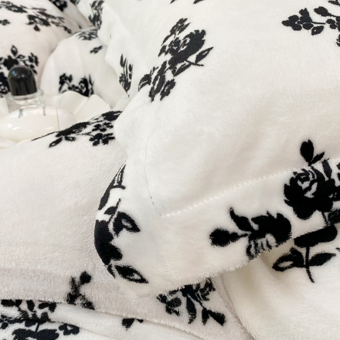 91家纺网 家纺一手货源 找家纺 昔可家纺  2021新款牛奶绒四件套第二组图 小香黑花