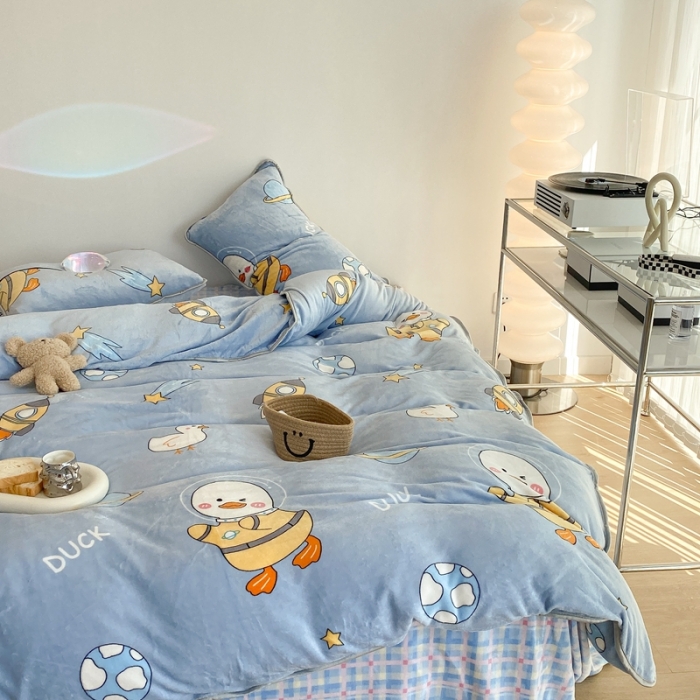 91家纺网 家纺一手货源 找家纺 昔可家纺 2021新款小包边牛奶绒四件套呆萌宇宙鸭