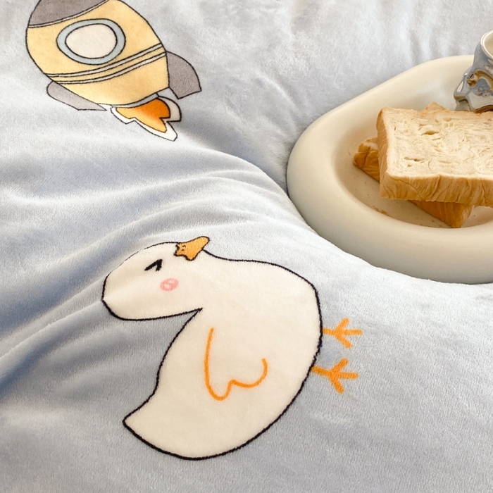 91家纺网 家纺一手货源 找家纺 昔可家纺 2021新款小包边牛奶绒四件套呆萌宇宙鸭