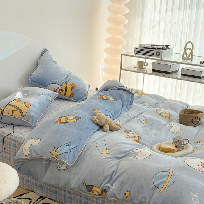 91家纺网 家纺一手货源 找家纺 昔可家纺 2021新款小包边牛奶绒四件套呆萌宇宙鸭