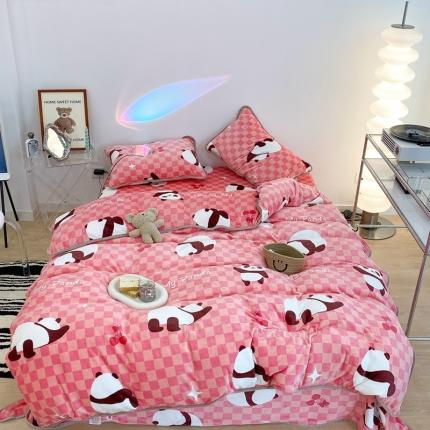 91家纺网 家纺一手货源 找家纺 昔可家纺 2021新款小包边牛奶绒四件套粉格子熊猫