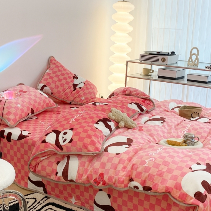 91家纺网 家纺一手货源 找家纺 昔可家纺 2021新款小包边牛奶绒四件套粉格子熊猫