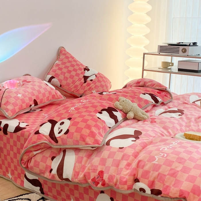 91家纺网 家纺一手货源 找家纺 昔可家纺 2021新款小包边牛奶绒四件套粉格子熊猫