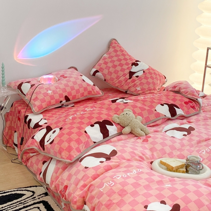 91家纺网 家纺一手货源 找家纺 昔可家纺 2021新款小包边牛奶绒四件套粉格子熊猫