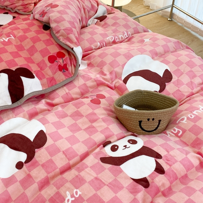 91家纺网 家纺一手货源 找家纺 昔可家纺 2021新款小包边牛奶绒四件套粉格子熊猫