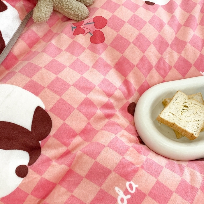 91家纺网 家纺一手货源 找家纺 昔可家纺 2021新款小包边牛奶绒四件套粉格子熊猫