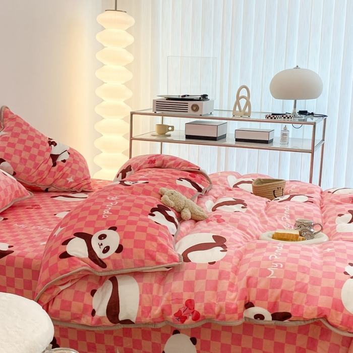 91家纺网 家纺一手货源 找家纺 昔可家纺 2021新款小包边牛奶绒四件套粉格子熊猫