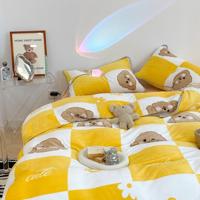 91家纺网 家纺一手货源 找家纺 昔可家纺 2021新款小包边牛奶绒四件套黄格小奶狗