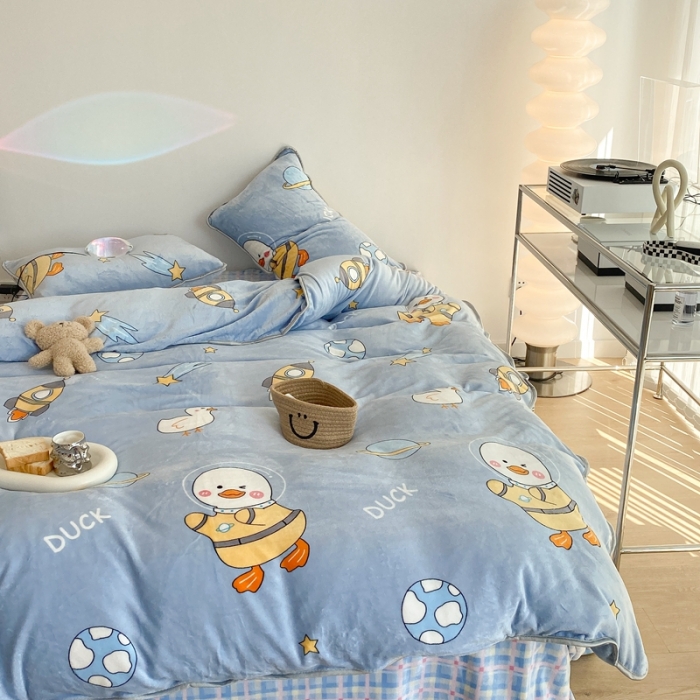 91家纺网 家纺一手货源 找家纺 昔可家纺 2021新款小包边牛奶绒四件套呆萌宇宙鸭