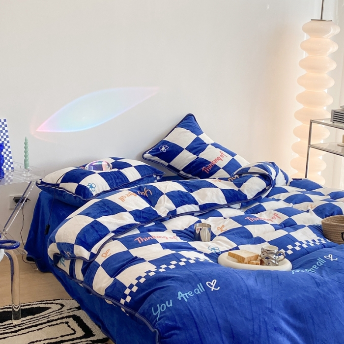 91家纺网 家纺一手货源 找家纺 昔可家纺 2021新款小包边牛奶绒四件套克莱因蓝棋盘