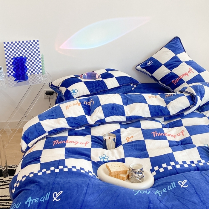 91家纺网 家纺一手货源 找家纺 昔可家纺 2021新款小包边牛奶绒四件套克莱因蓝棋盘