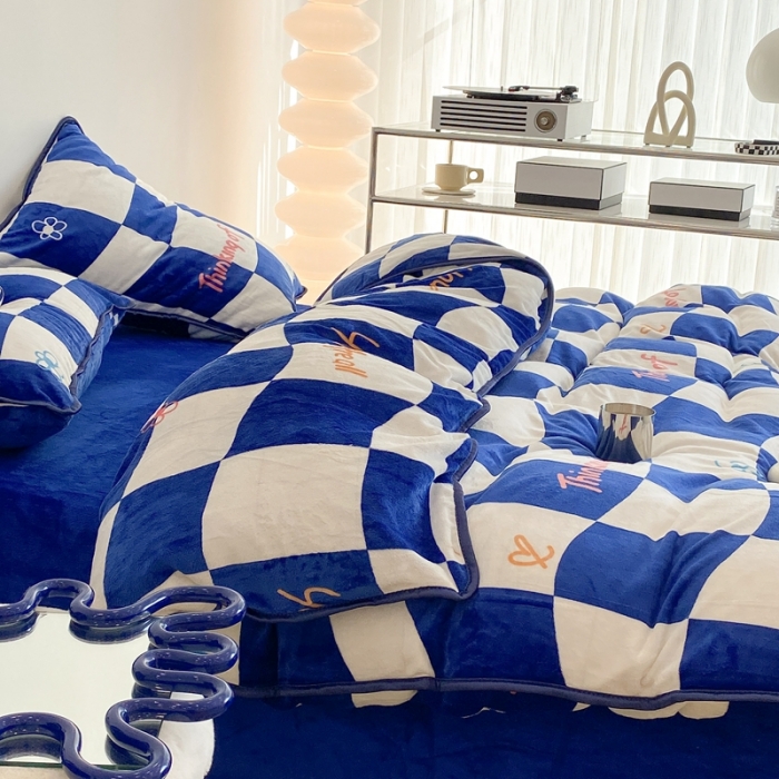 91家纺网 家纺一手货源 找家纺 昔可家纺 2021新款小包边牛奶绒四件套克莱因蓝棋盘