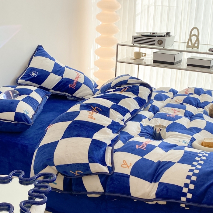 91家纺网 家纺一手货源 找家纺 昔可家纺 2021新款小包边牛奶绒四件套克莱因蓝棋盘