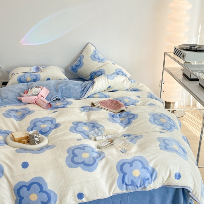 91家纺网 家纺一手货源 找家纺 昔可家纺 2021新款小包边牛奶绒四件套蓝风铃