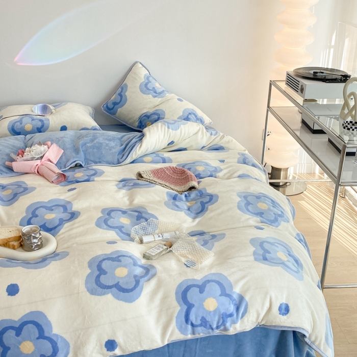 91家纺网 家纺一手货源 找家纺 昔可家纺 2021新款小包边牛奶绒四件套蓝风铃