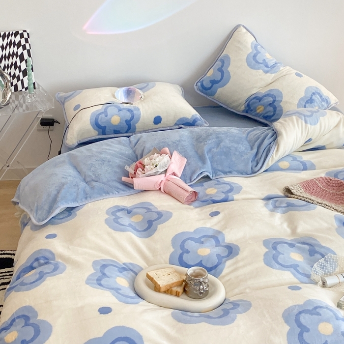 91家纺网 家纺一手货源 找家纺 昔可家纺 2021新款小包边牛奶绒四件套蓝风铃