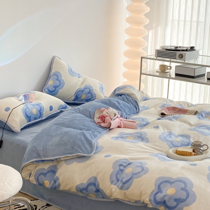 91家纺网 家纺一手货源 找家纺 昔可家纺 2021新款小包边牛奶绒四件套蓝风铃