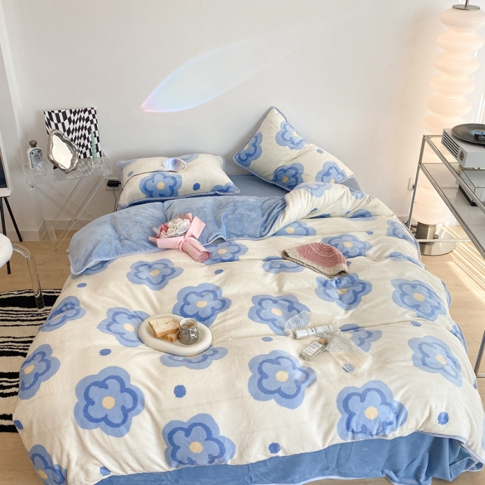 91家纺网 家纺一手货源 找家纺 昔可家纺 2021新款小包边牛奶绒四件套蓝风铃