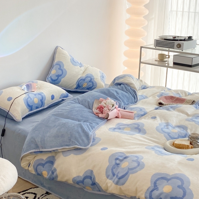 91家纺网 家纺一手货源 找家纺 昔可家纺 2021新款小包边牛奶绒四件套蓝风铃