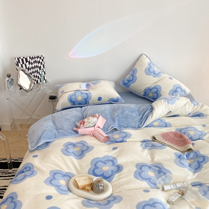 91家纺网 家纺一手货源 找家纺 昔可家纺 2021新款小包边牛奶绒四件套蓝风铃