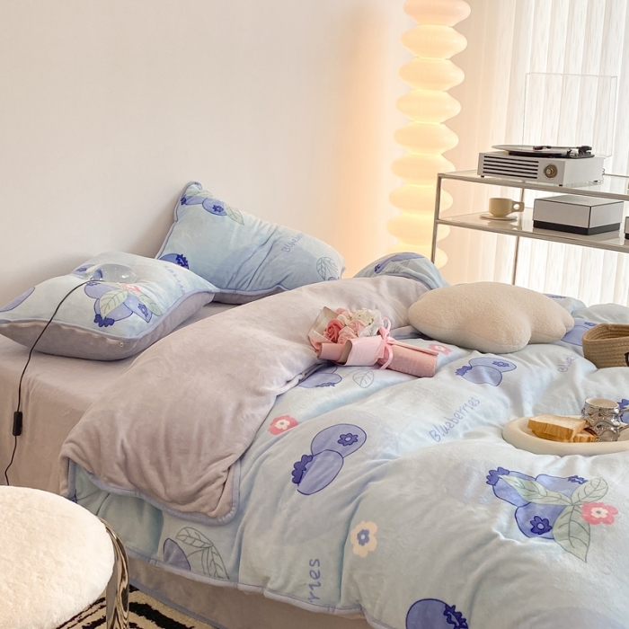 91家纺网 家纺一手货源 找家纺 昔可家纺 2021新款小包边牛奶绒四件套蓝莓泡泡