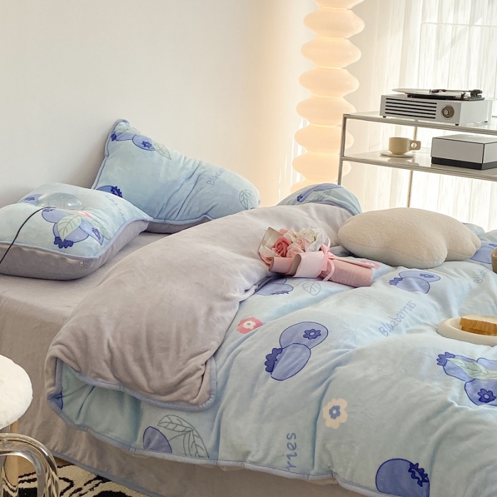 91家纺网 家纺一手货源 找家纺 昔可家纺 2021新款小包边牛奶绒四件套蓝莓泡泡