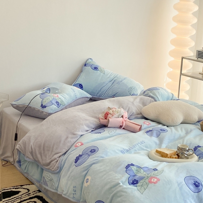 91家纺网 家纺一手货源 找家纺 昔可家纺 2021新款小包边牛奶绒四件套蓝莓泡泡