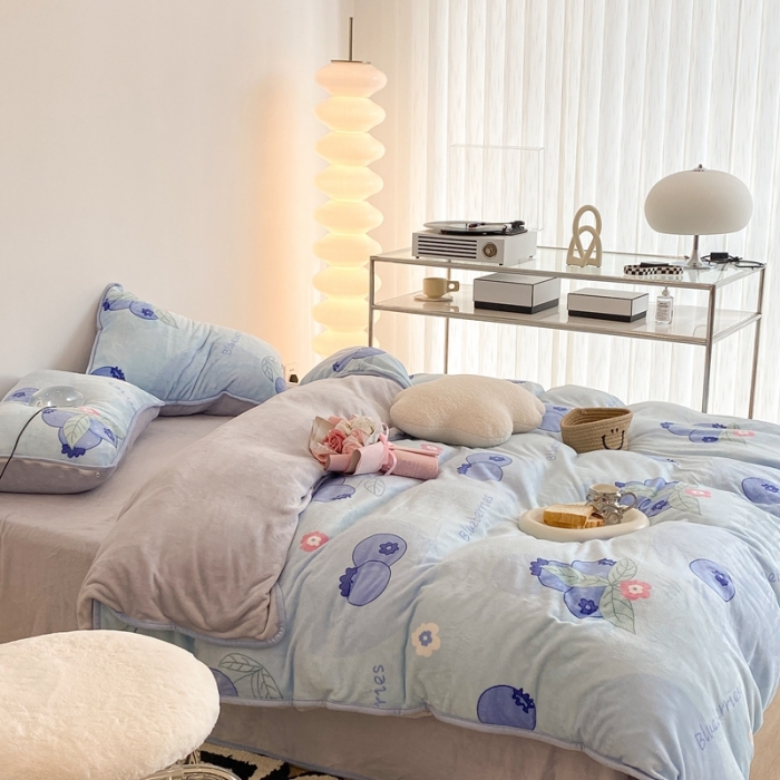 91家纺网 家纺一手货源 找家纺 昔可家纺 2021新款小包边牛奶绒四件套蓝莓泡泡