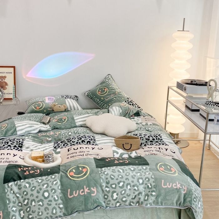 91家纺网 家纺一手货源 找家纺 昔可家纺 2021新款小包边牛奶绒四件套抹茶笑脸