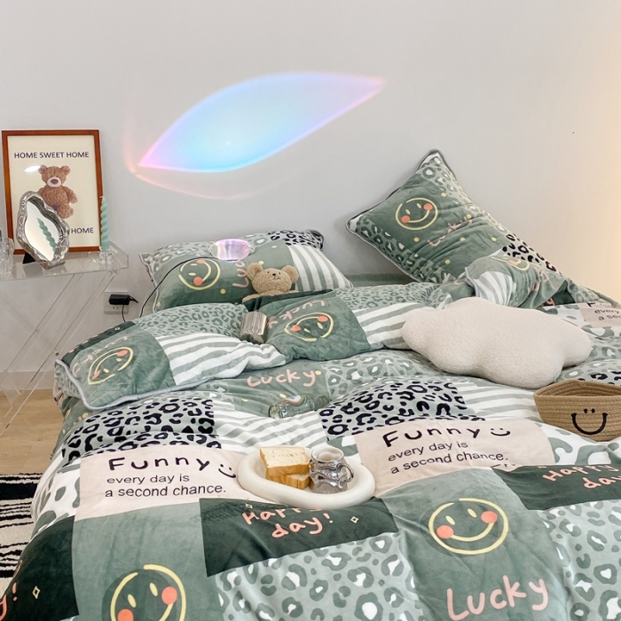 91家纺网 家纺一手货源 找家纺 昔可家纺 2021新款小包边牛奶绒四件套抹茶笑脸