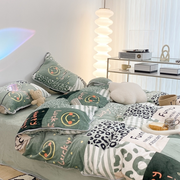 91家纺网 家纺一手货源 找家纺 昔可家纺 2021新款小包边牛奶绒四件套抹茶笑脸