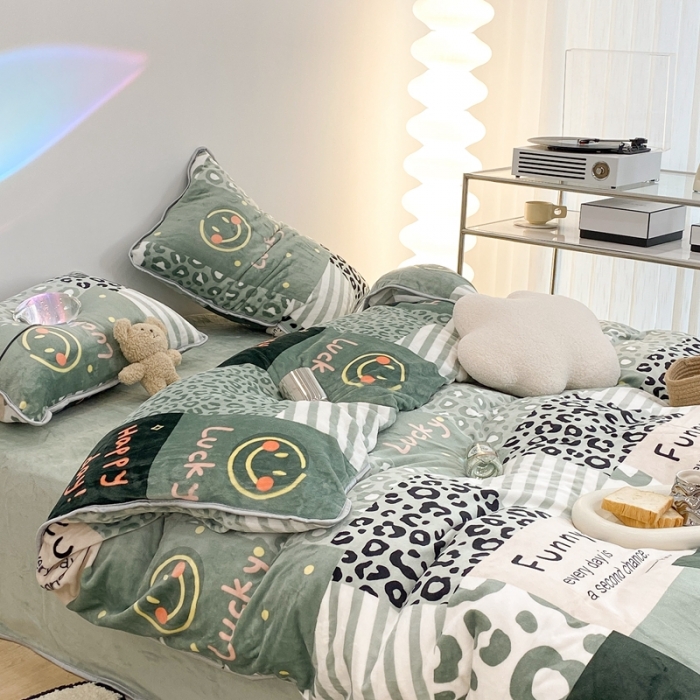 91家纺网 家纺一手货源 找家纺 昔可家纺 2021新款小包边牛奶绒四件套抹茶笑脸